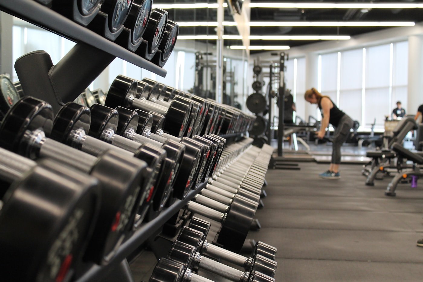 Espaço de academia com equipamentos de treinamento